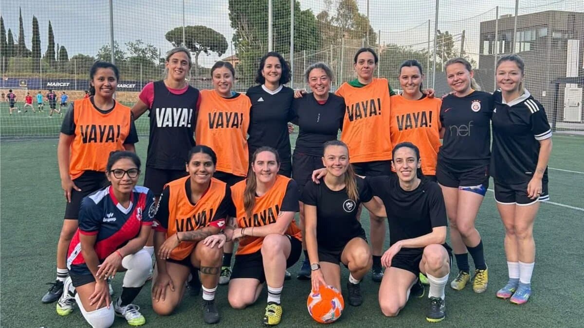 Keep Calm women's football team photo on the pitch in Barcelona